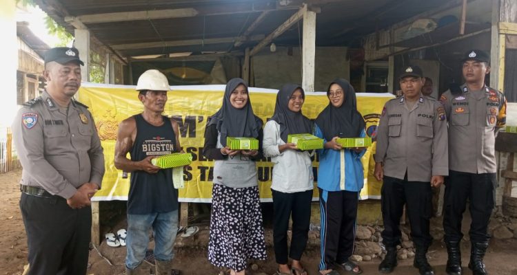 Personel Polsek Batang Toru menyambangi sejumlah warga Desa Perkebunan Hapesong, guna berbagi kebaikan pada program Jumat Berkah dengan bagikan nasi kotak gratis