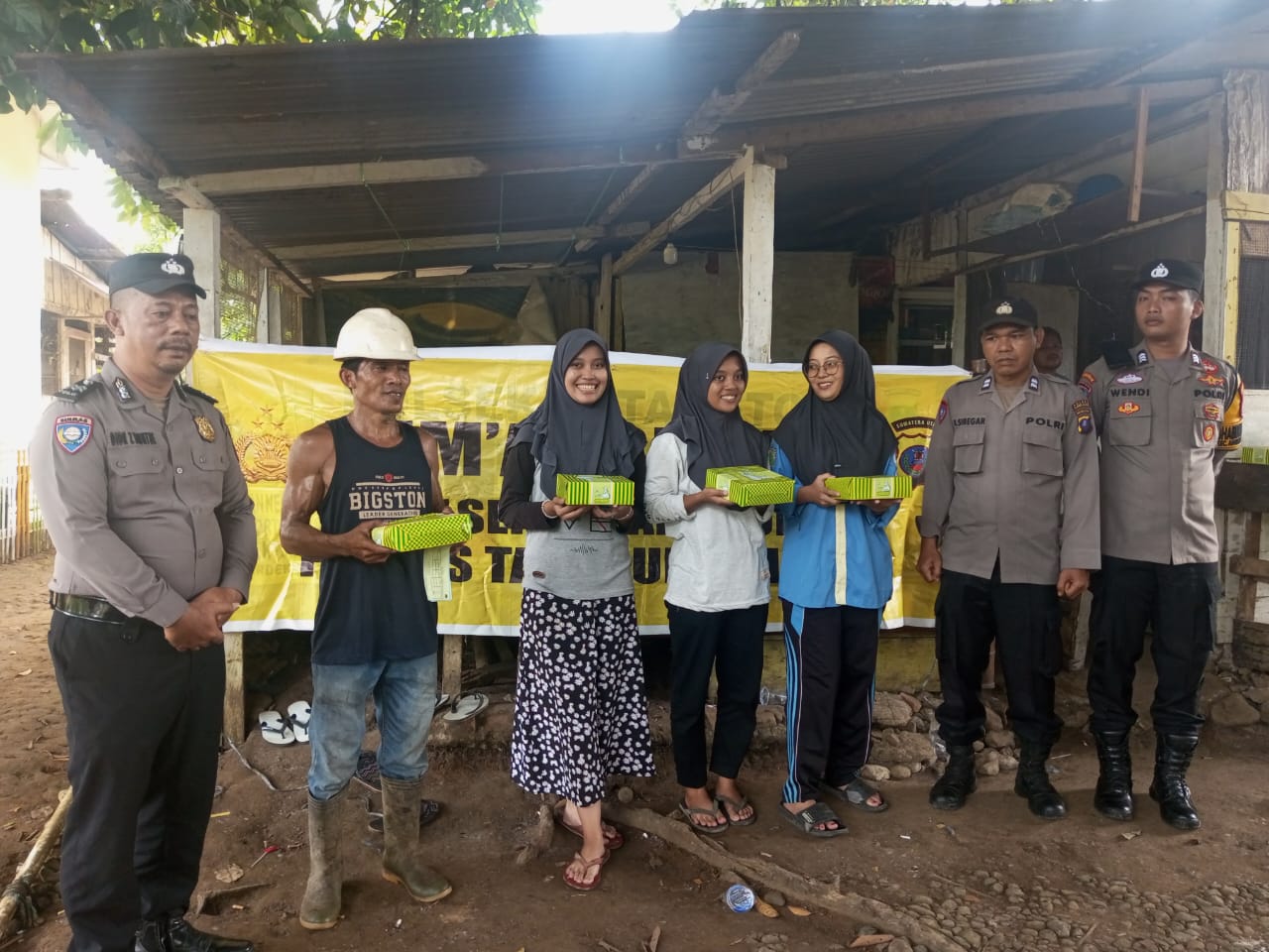 Personel Polsek Batang Toru menyambangi sejumlah warga Desa Perkebunan Hapesong, guna berbagi kebaikan pada program Jumat Berkah dengan bagikan nasi kotak gratis