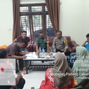 Bhabinkamtibmas Polsek Padang Bolak, Aiptu Pasomal Siregar, memediasi kasus dugaan pengancaman dua anak terhadap ayah kandung berujung permintaan maaf