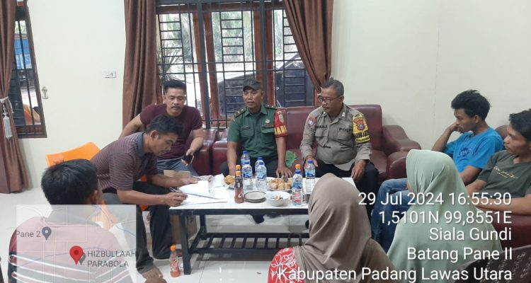 Bhabinkamtibmas Polsek Padang Bolak, Aiptu Pasomal Siregar, memediasi kasus dugaan pengancaman dua anak terhadap ayah kandung berujung permintaan maaf