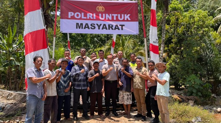 Polsek Batangtoru perbaiki Jembatan Aek Rambangan