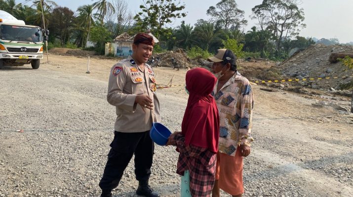 Bhabinkamtibmas imbau warga terdampak banjir