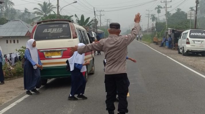 Polsek Batang Angkola Atur Lalu Lintas di Depan Sekolah