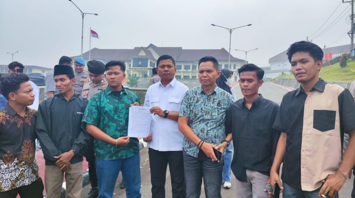 Aksi KOMPTABAGSEL di Polres Tapsel
