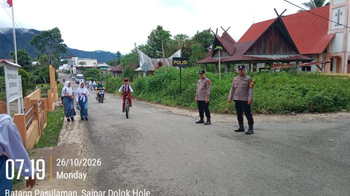 Polsek Saipar Dolok Hole amankan jam masuk sekolah