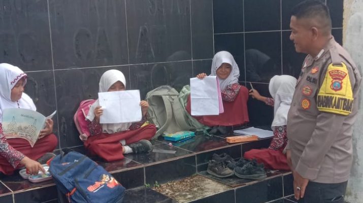 Polisi Peduli Pendidikan Saipar Dolok Hole