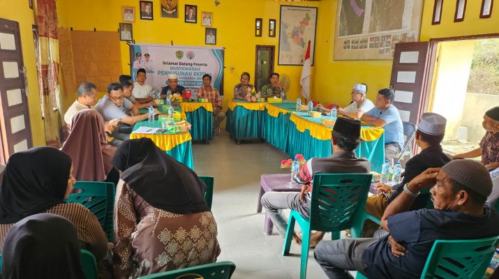 Mohon ijin melaporkan: Pada hari Kamis tanggal 29 Oktober 2026 Pukul 13.00 Wib s.d Selesai BHABINKAMTIBMAS POLSEK BATANG ANGKOLA AIPTU D.TAMPUBOLON Mewakili Kapolsek Batang Angkola AKP. SAIFUL SYAM., S.H.M.H, melaksanakan kegiatan Menghadiri kegiatan Musyawarah Rencana Kerja Pemerintah Desa (RKPedes) Tahun Anggaran 2027 di Aula Kantor Desa Aek Badak Jae Kec. Sayurmatinggi Kab. Tapanuli Selatan. Turut hadir dalam kegiatan : 1. Camat Sayurmatinggi Enrico Fermy Batubara. 2. Sekcam Sayurmatinggi Ali Rahman. 3. Kasi Pemerintah dan Pembangunan Kecamatan Sayurmatinggi Maragabe Siregar. 4. Ps.Kepala Desa ENRICO FERMY BATUBARA. 5. Bhabinkamtibmas AIPTU D TAMPUBOLON. 6. Babinsa Serka Jimbri 7. Pendamping Desa 8. Pendamping Kecamatan Ikhsan Nasution. 9. BPD dan Perangkat Desa. 10. Para Bidan/Kader Posyandu Desa. 11. Toga, Tomas, 12. Masyarakat Desa. Kegiatan Musyawarah RKPDes T.A.2027 sebagai berikut : 1. Anggaran Rembut Stunting. 2. Saluran Drainase Banjar Lombang 400m. 3. Sambungan drainase lokasi siarsik menek. 4. Sambungan irigasi saba jalangan. 5. Sumur MDA. Hasil Kegiatan : 1. Meningkatkan kehadiran Polri ditengah - tengah masyarakat utk mempererat hubungan Silaturrahmi dan memberikan rasa aman dan nyaman. 2. Menyampaikan pesan pesan Kamtibmas agar menjaga anak dan keluarga tidak terlibat narkoba. 3. Untuk membersihkan ataupun membuka lahan baru agar tidak dengan cara membakar. 4. Untuk Perlinsos agar benar benar mendata masyarakat. 3. Selama kegiatan berlansung, Situasi aman dan kondusif. Demikian Kami Laporkan Komandan, Terimakasih. Hormat kami. KAPOLSEK BATANG ANGKOLA AKP SAIFUL SYAM,S.H.M.H