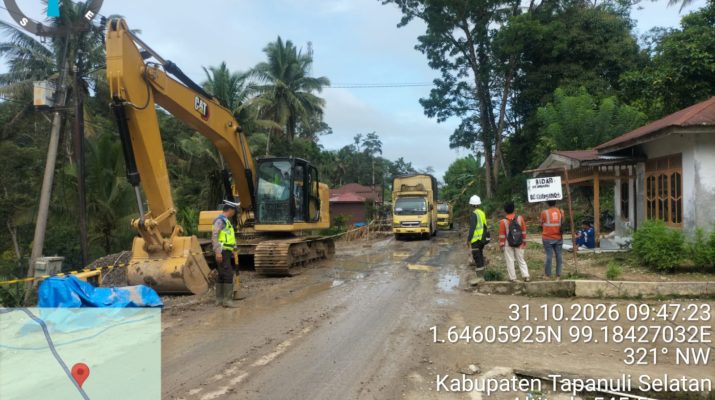 Jalan Amblas di Jalinsum Sipirok-Taput, Polisi Berlakukan Buka Tutup Arus Lalu Lintas